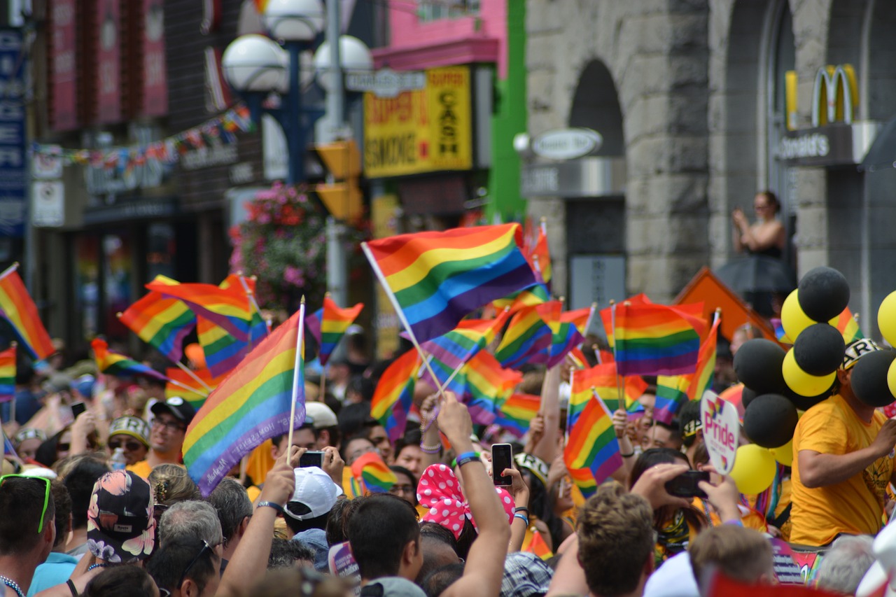 團結與驕傲，「同志」的起源與六色彩虹的含義